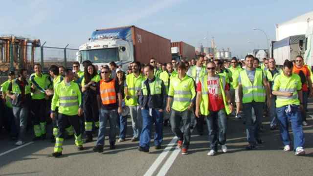 Decenas de estibadores del Puerto de Barcelona