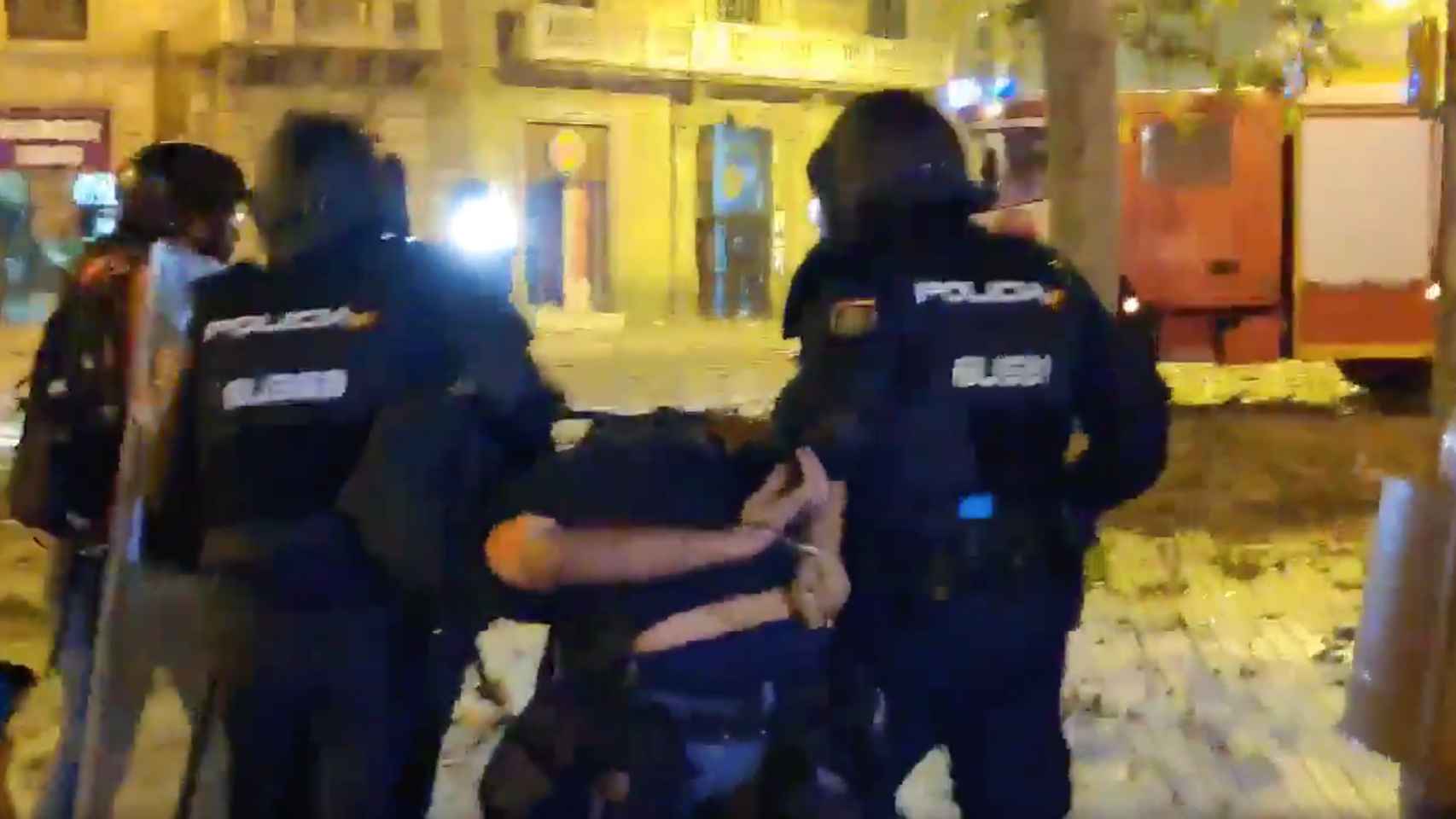 Agentes de la Policía Nacional se llevan detenido al fotoperiodista / TWITTER ANNA PUNSÍ