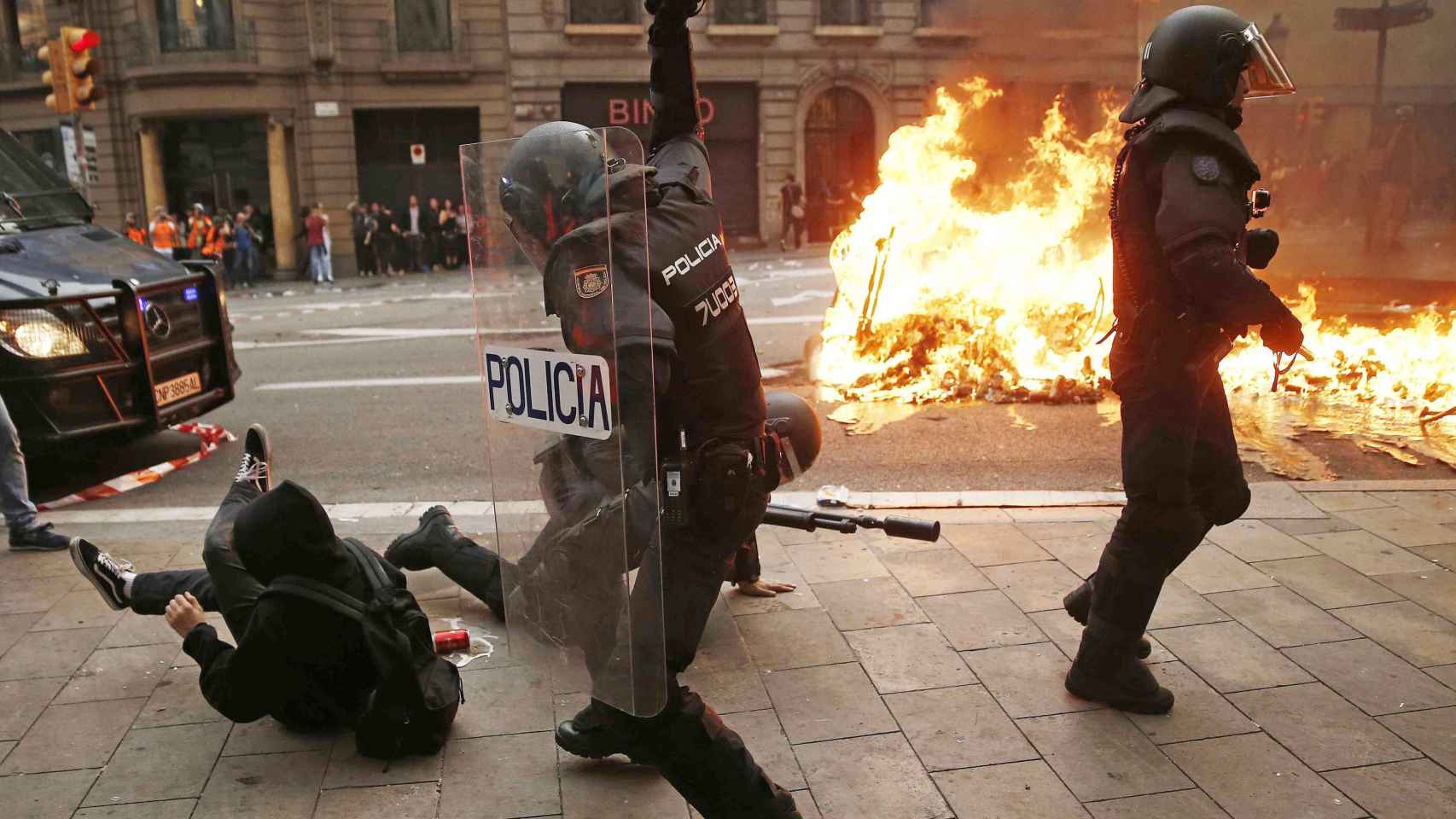 Policía cargando en las protestas de Vía Laietana / EFE-Jesús Diges