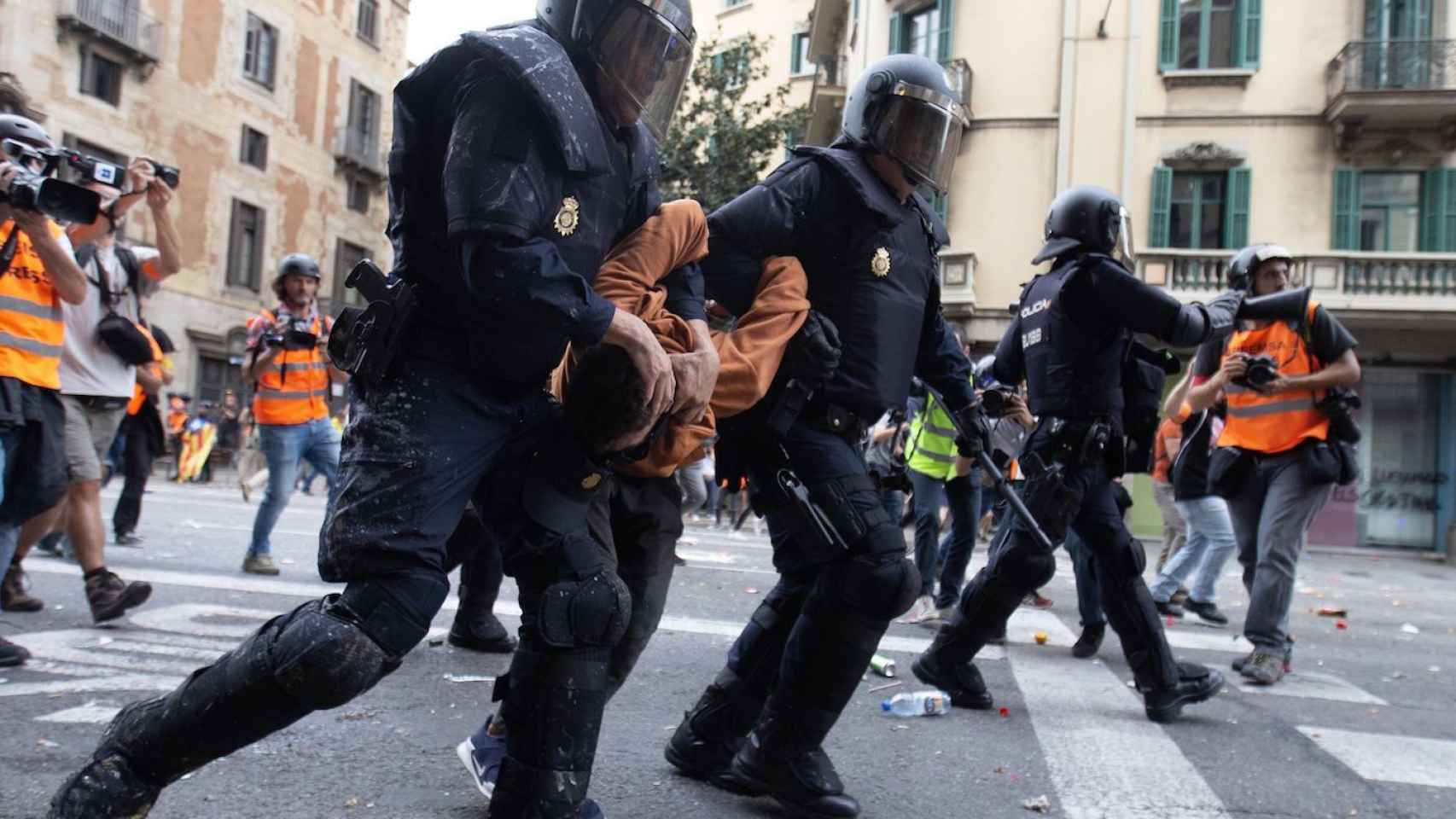 Agentes de la Policía Nacional deteniendo a un hombre en la via Laietana / EFE