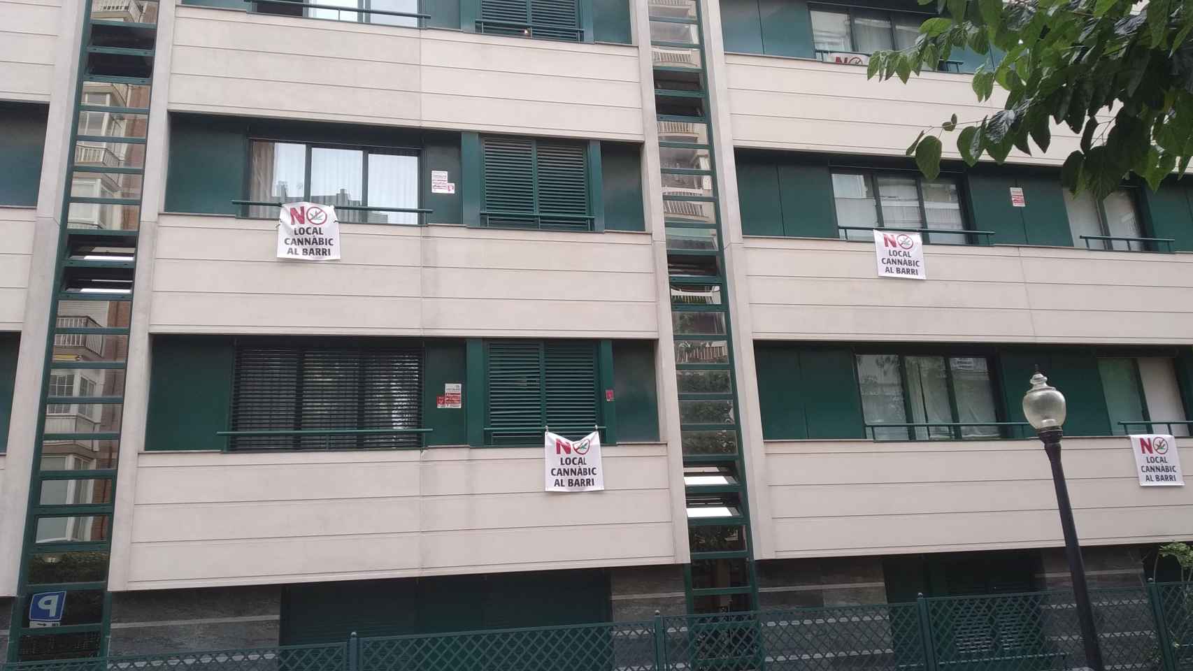 Carteles contra el club cannábico en la calle de Manuel de Falla / JORDI SUBIRANA