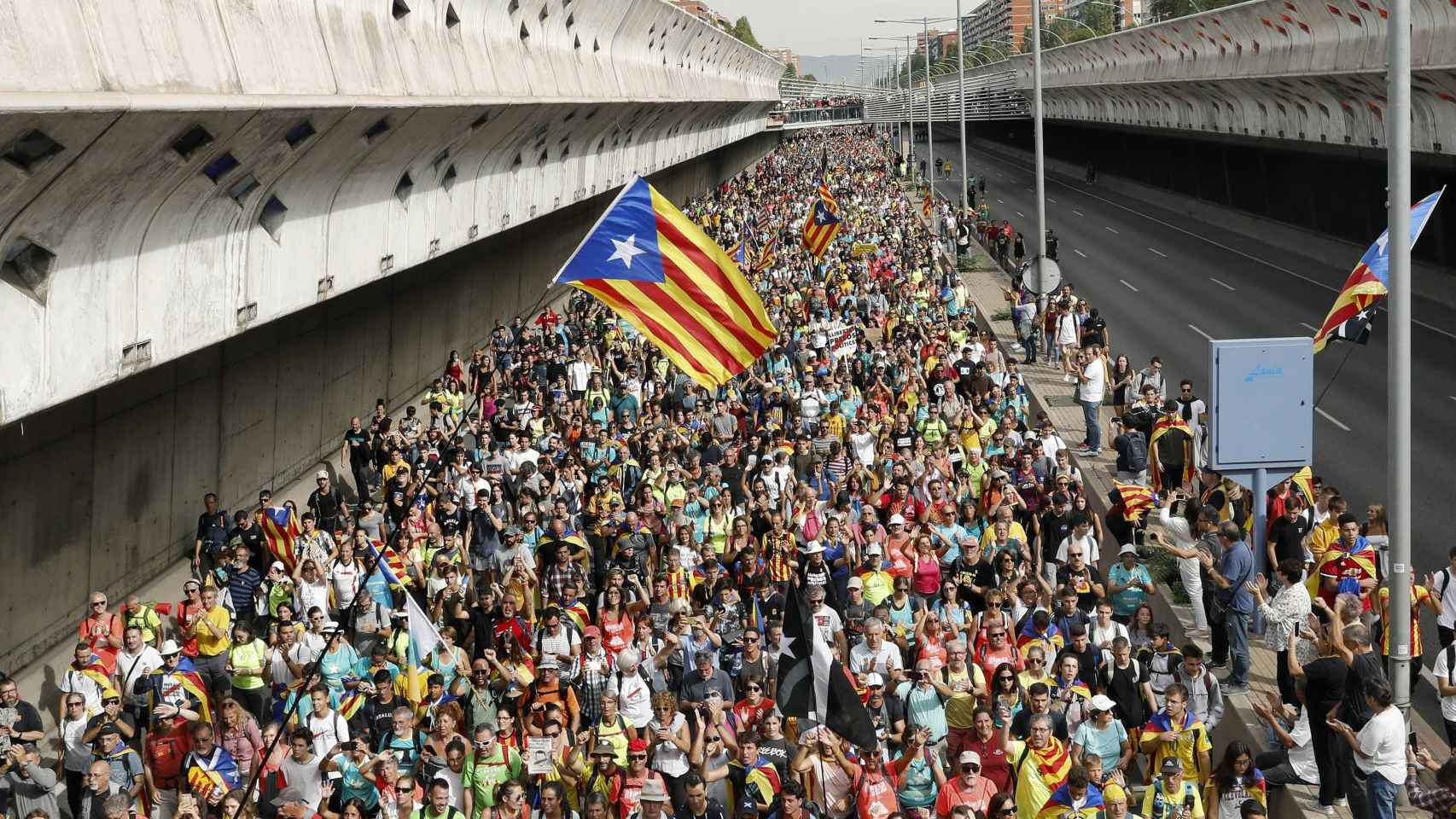 Manifestantes acceden a Barcelona por la Gran Via / EFE