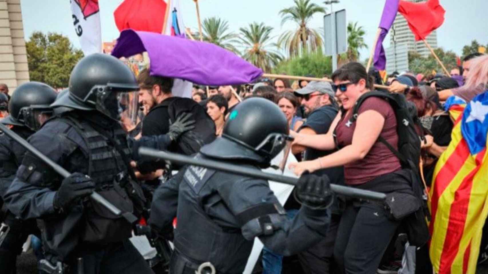 Los Mossos cargan contra los manifestantes en el puerto / CG