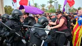 Los Mossos cargan contra los manifestantes en el puerto / CG