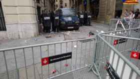 Los manifestantes arrojan todo tipo de objetos a la Policía Nacional / ALBA LOSADA