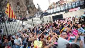 Manifestantes independentistas bloqueando los accesos de Sagrada Família / EFE