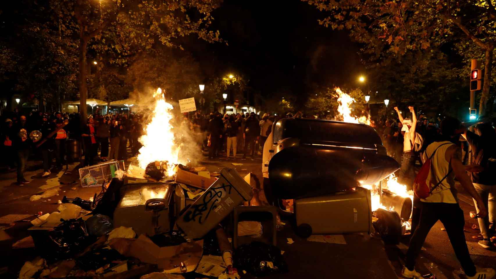 Manifestantes quemando mobiliario urbano durante la cuarta noche de manifestaciones / EFE