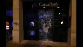 Entidad bancaria de CaixaBank saqueada por los CDR / Alfonso Congostrina vía Twitter