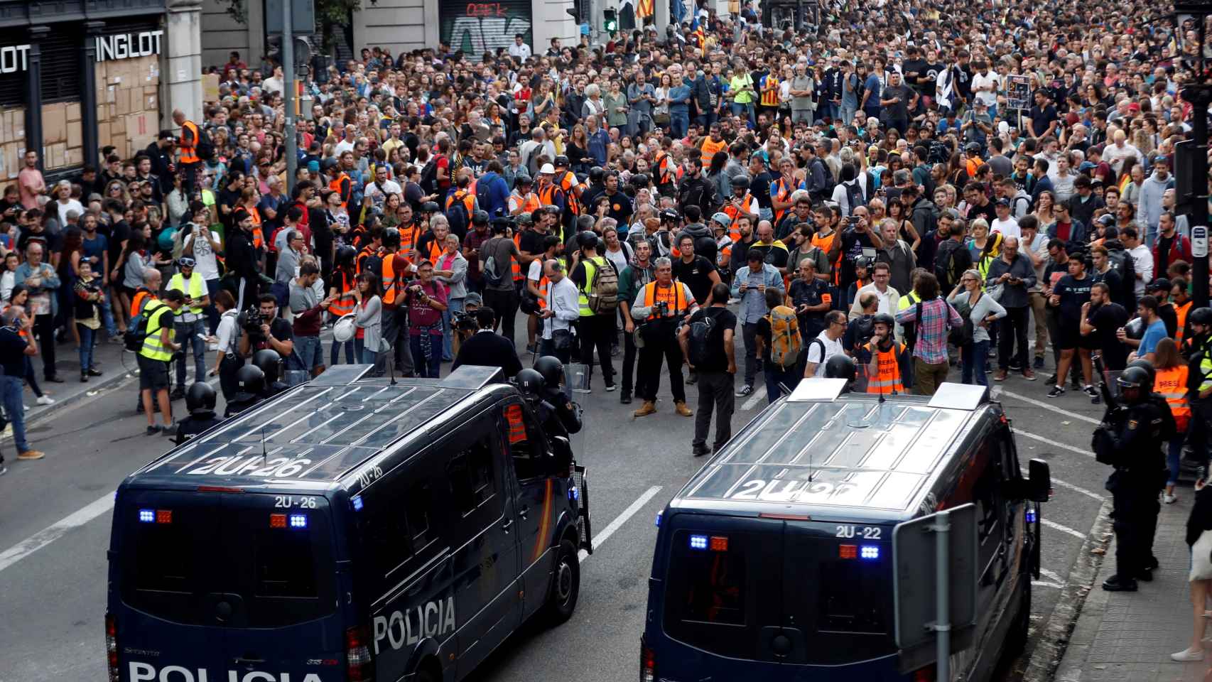 Agentes de la Policía Nacional impiden el acceso a la Via Laietana de Barcelona durante una nueva protesta convocada por los autodenominados Comités de Defensa de la República (CDR) /