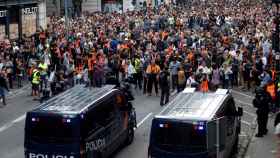 Agentes de la Policía Nacional impiden el acceso a la Via Laietana de Barcelona durante una nueva protesta convocada por los autodenominados Comités de Defensa de la República (CDR) /