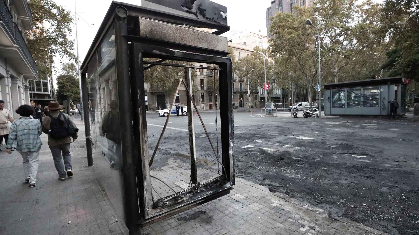 Aspecto que presenta este sábado las calles de Barcelona en la que han quemado una marquesina de bus tras los incidentes registrados anoche en los enfrentamientos después de la huelga