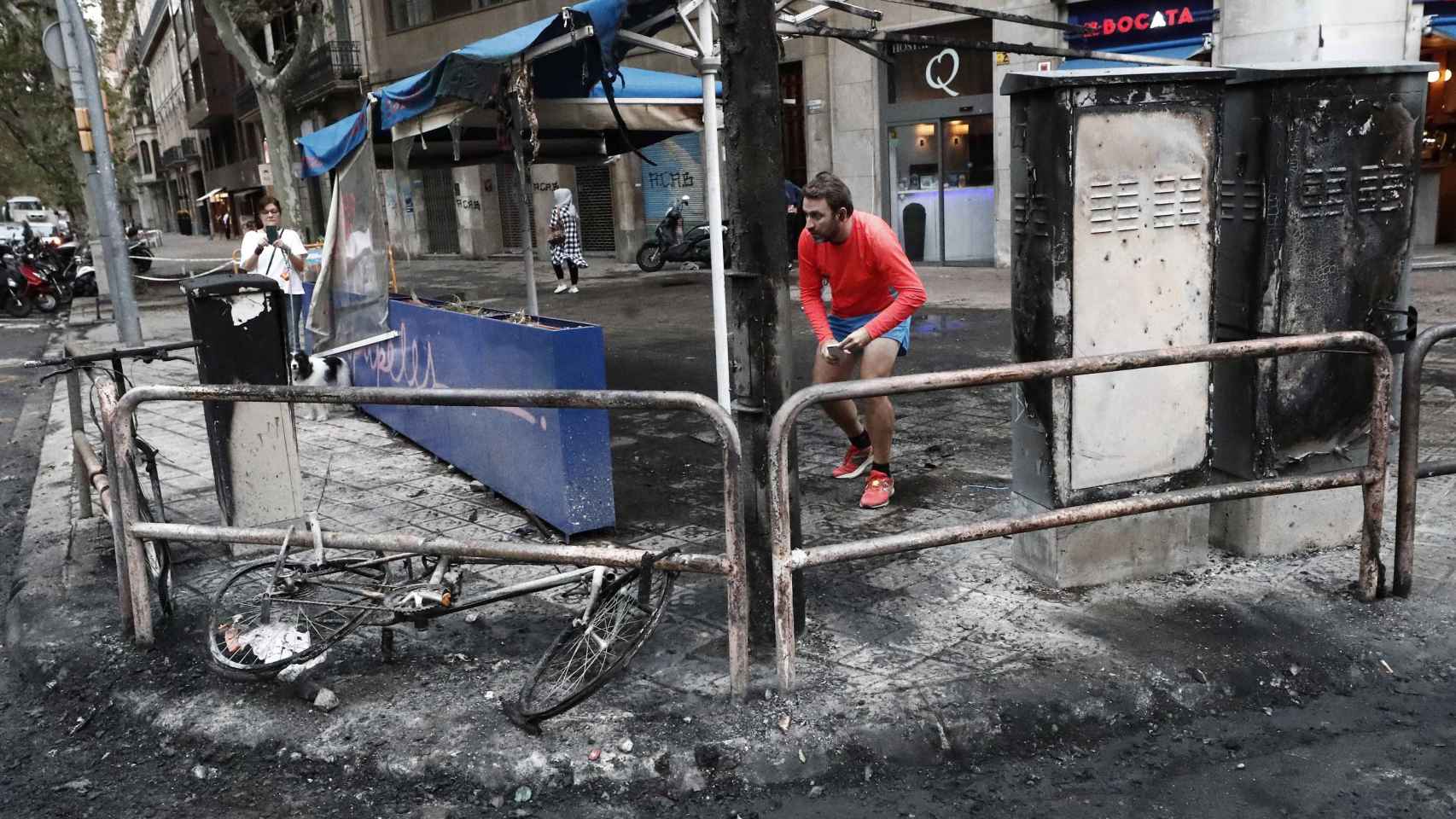 Objetos quemados y calcinados en el centro de Barcelona / EFE