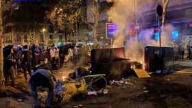 Inicio de la barricada de fuego en Pau Clarís / EUROPA PRESS