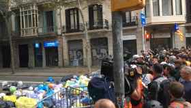 Manifestantes arrojan bolsas de basura ante la Delegación del Gobierno en Barcelona / EUROPA PRESS