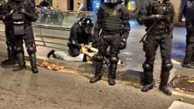 Una persona tendida en el suelo durante los altercados del sábado en Barcelona / EUROPA PRESS