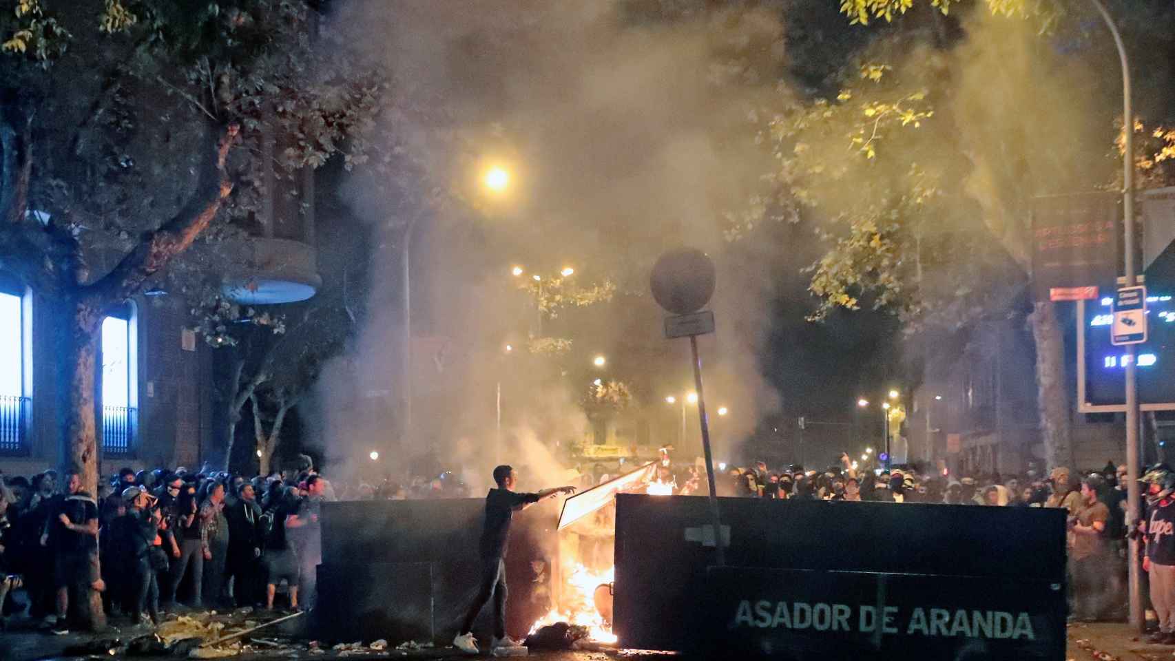 Centenares de manifestantes junto a una barricada de fuego en Pau Claris, frente al restaurante 'El Asador de Aranda' / EFE