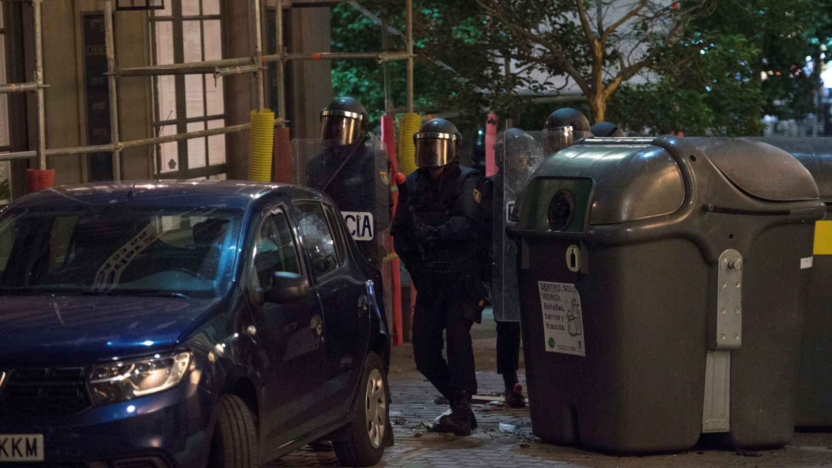 Policías junto a varios contenedores durante el sexto día de concentraciones en Barcelona / EFE