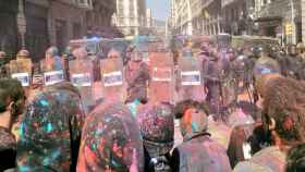 Una imagen de archivo de una acción de Arran contra agentes de los Mossos donde les lanzaron globos de pintura / TWITTER