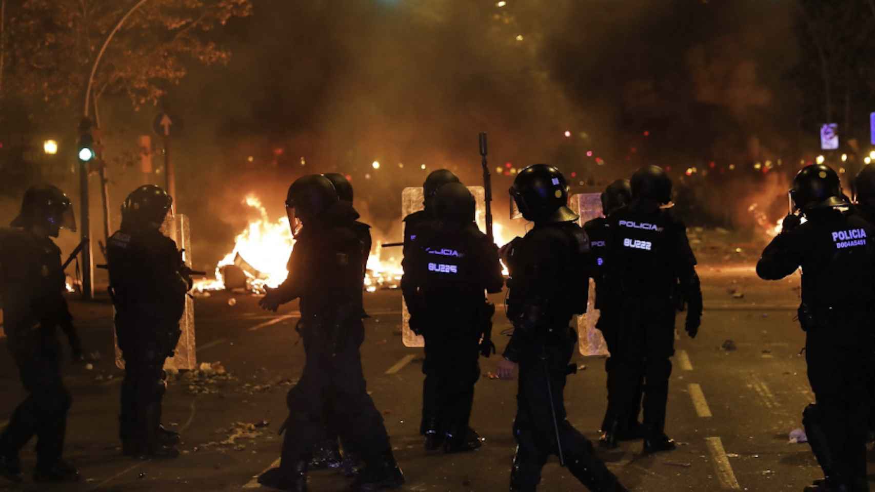 Agentes de policía, durante los disturbios de Barcelona / EFE
