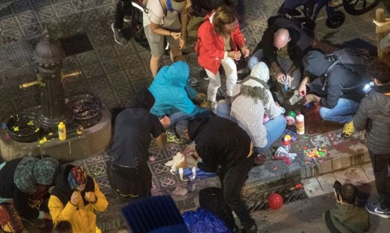 Manifestantes preparan globos de pintura contra los Mossos / EFE - Marta Pérez