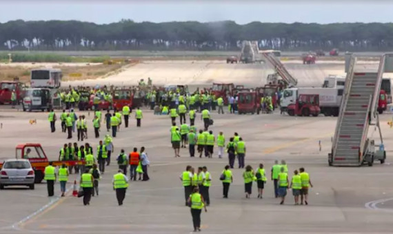 Trabajadores de Iberia en una pista del Aeropuerto / EUROPA PRESS