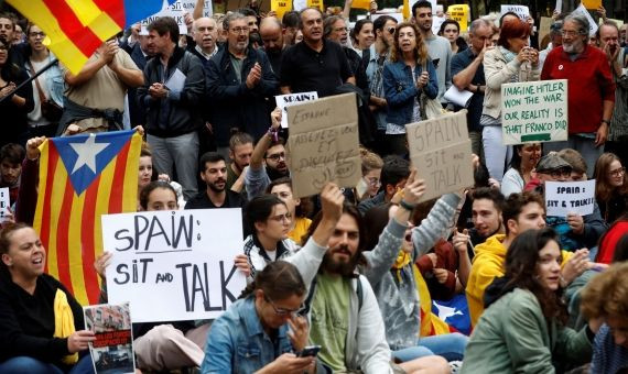 Manifestantes en una protesta contra el presidente en funciones, Pedro Sánchez, en Barcelona / EFE