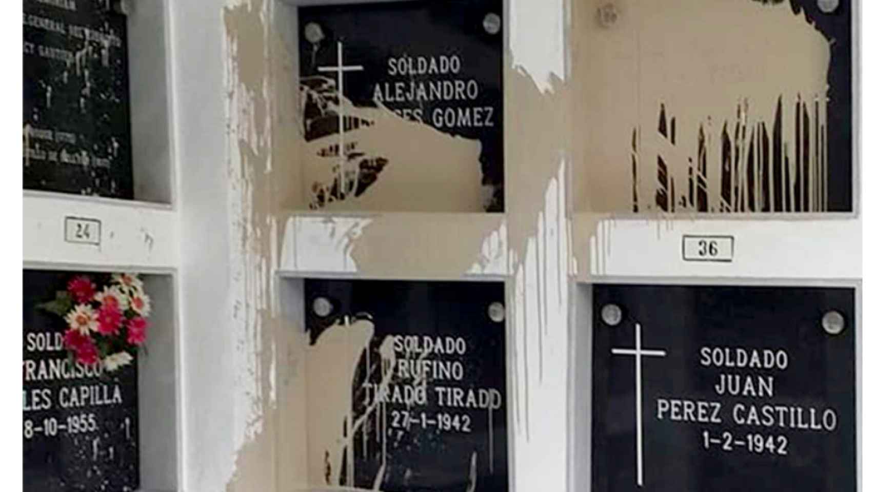 Tumbas profanadas en el cementerio militar de Sant Andreu