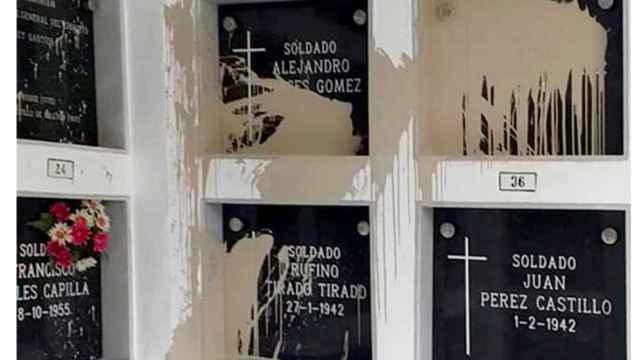 Tumbas profanadas en el cementerio militar de Sant Andreu