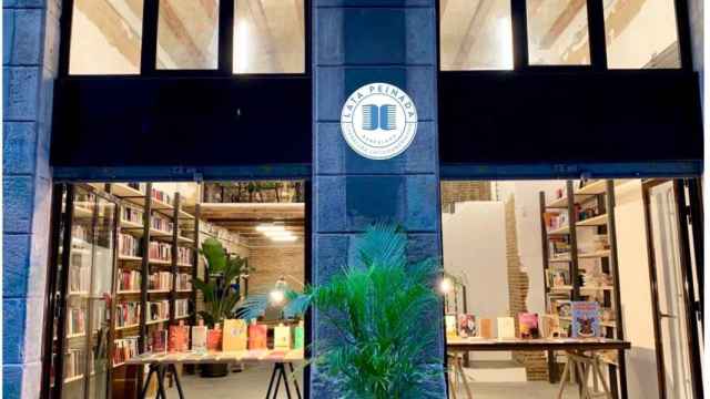 Entrada de la librería Lata Peinada, en el Raval, donde se celebrará el Festival de Literatura Latinoamericana