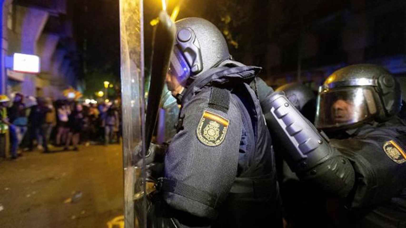 Agentes de la Policía Nacional durante los disturbios en Barcelona / EFE