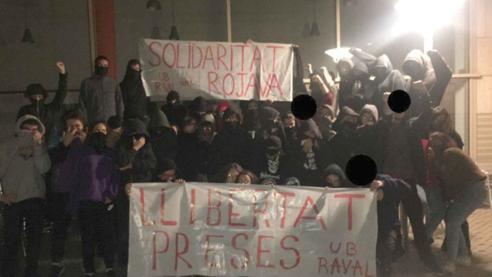 Manifestantes en la Universidad de Barcelona / @UBRaval