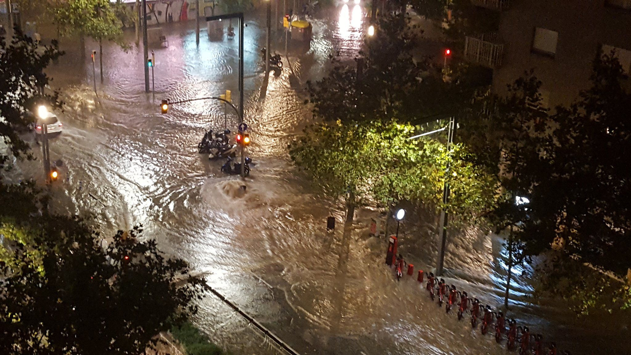 Inundaciones considerables en Barcelona / @xarogranados