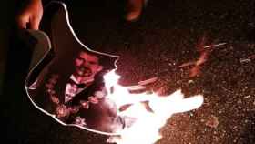 Los manifestantes queman una foto del Rey / EUROPA PRESS