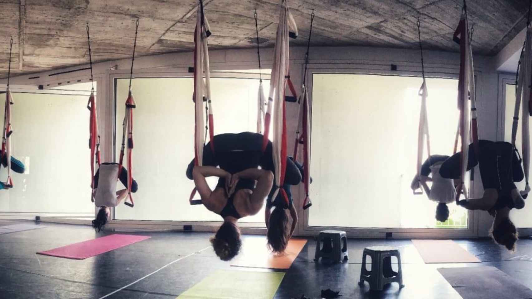 Persona haciendo yoga / SITE OFICIAL AEROYOGA BARCELONA