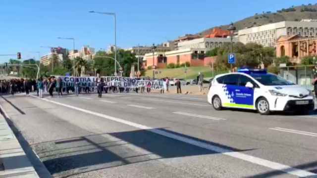 200 estudiantes cortan la Diagonal de Barcelona / Anonymous Catalonia