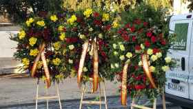 Coronas de flores en el exterior del cementerio donde será enterrado Francisco Franco