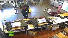Captura de pantalla del vídeo en el que se ve como la empleada de McDonalds arroja una licuadora /RT