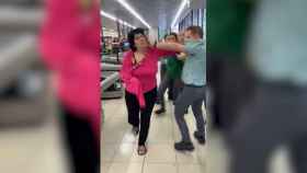Captura de pantalla del vídeo en el que se ve a la mujer robando / CD