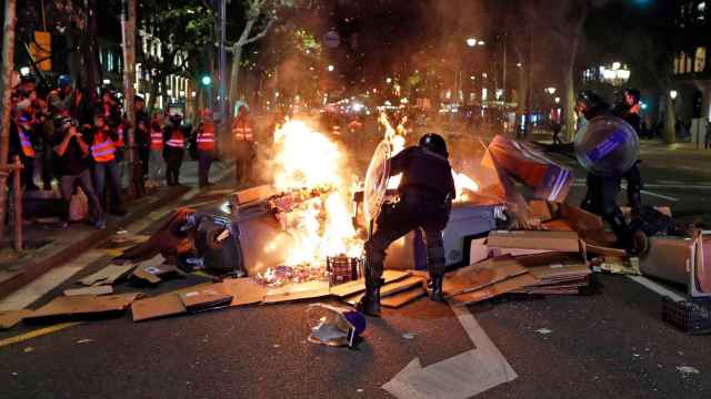 Un policía durante los disturbios en Barcelona, que ayer dejaron 44 heridos