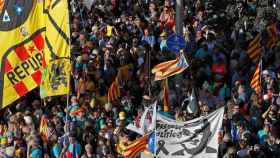 Manifestantes independentistas en la manifestación contra la sentencia en Barcelona / EFE