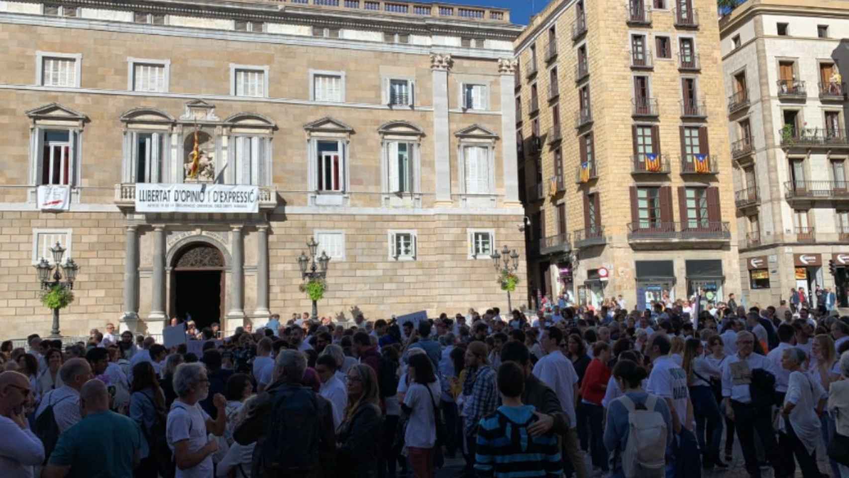 Los asistentes a la convocatoria de la plataforma Hablemos-Parlem en plaza Sant Jaume / LLUIS TOVAR