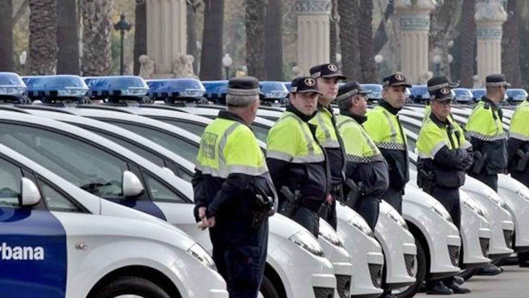 Coches patrulla y agentes de la Guardia Urbana en Barcelona / ARCHIVO