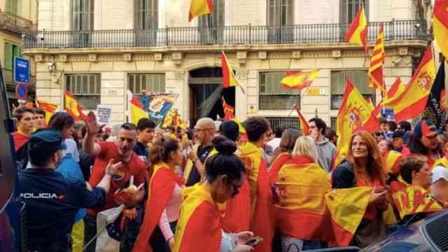 Manifestantes saludan a los agentes de la Policía Nacional en Barcelona