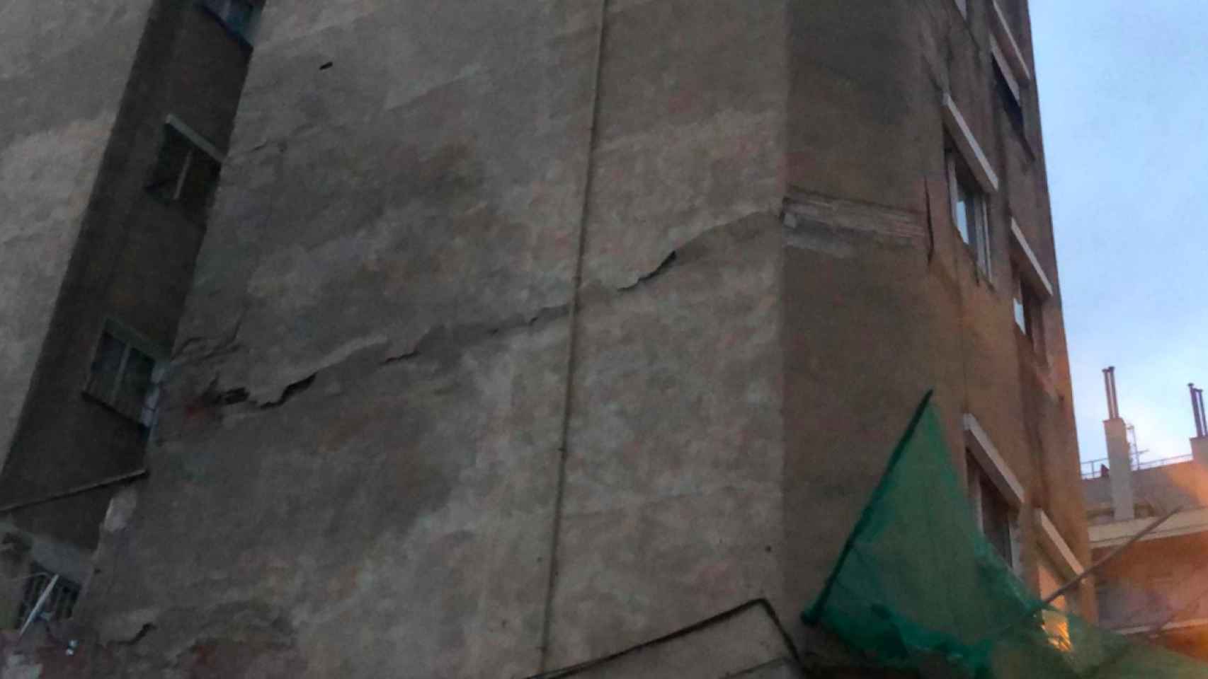 Una imagen de las grietas del edificio en Badalona / TWITTER