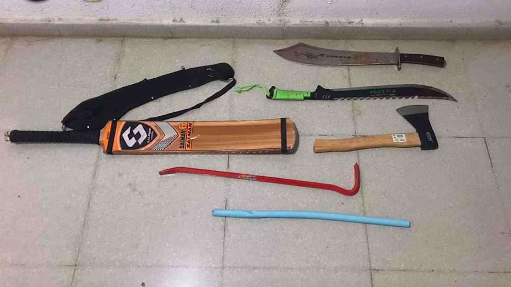 Varias armas incautadas durante la reyerta mortal en Badalona