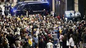 Centenares de manifestantes en la estación de Sants de Barcelona