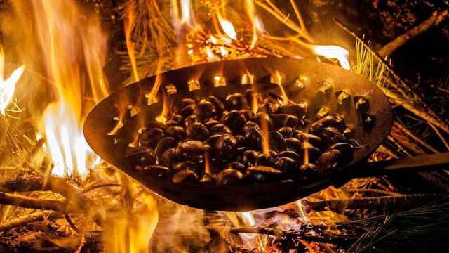 Castañas cociéndose en la tradicional Castañada / METRÓPOLI