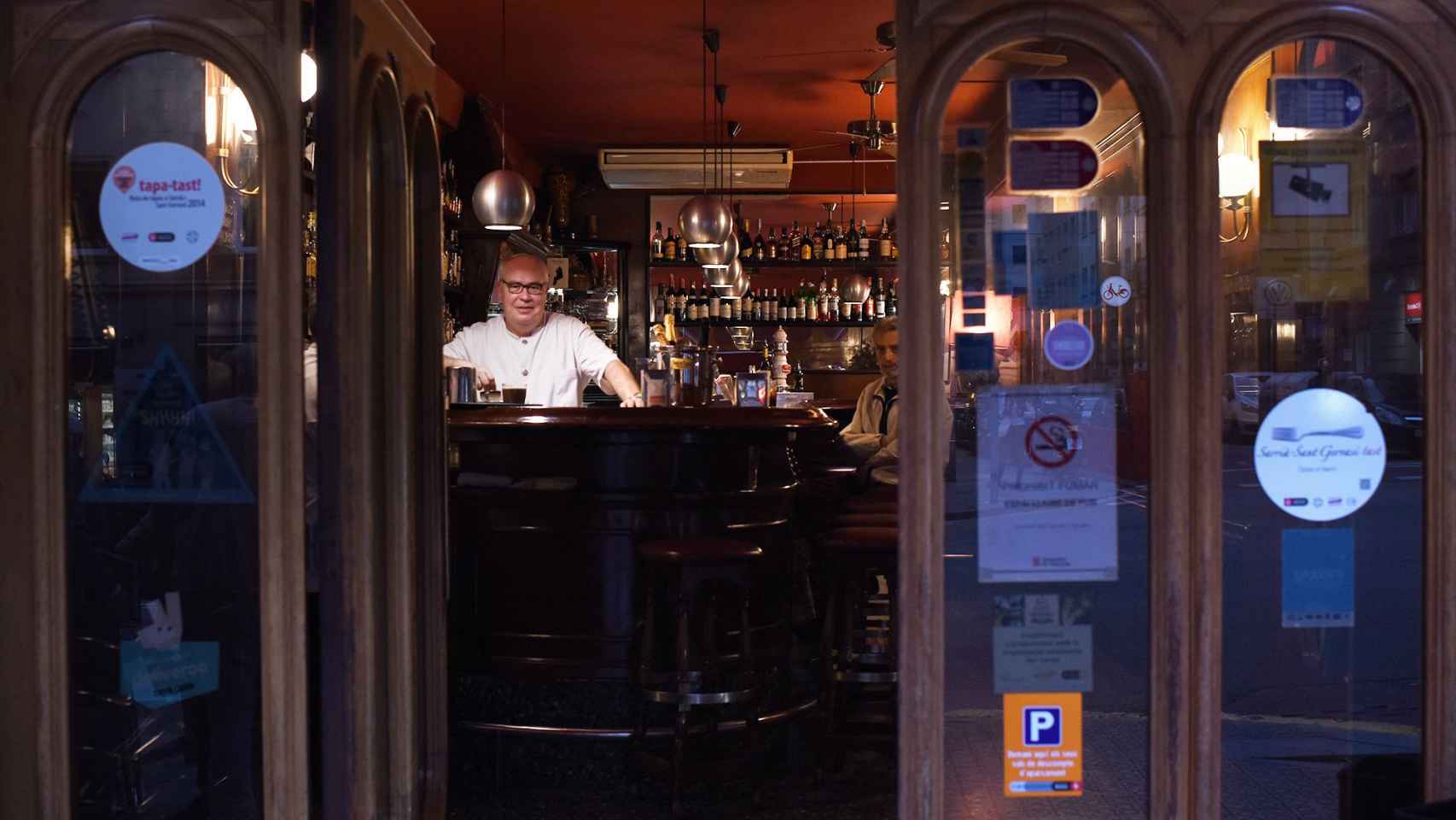 Uno de los bares de la calle Mandri con el camarero dentro / LENA PRIETO