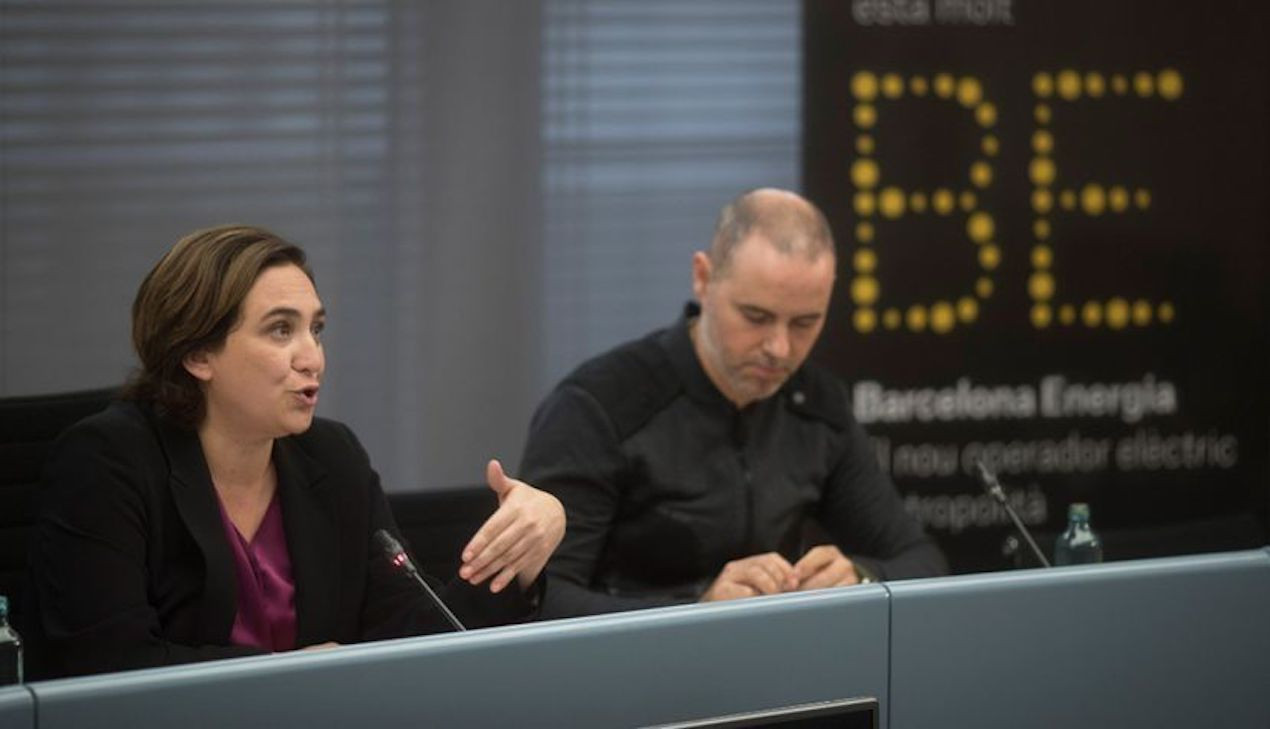 La alcaldesa de Barcelona, Ada Colau, acompañada del concejal de Gràcia, Eloi Badia / EFE