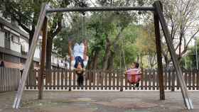 Niños jugando en un parque de Barcelona / LENA PRIETO